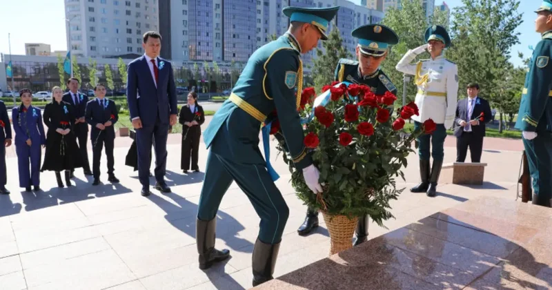 Ерлан Карин в День Победы возложил цветы к памятнику Бауыржану Момышұлы