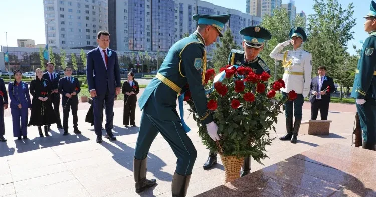 Мемлекеттік кеңесші Бауыржан Момышұлының ескерткішіне гүл шоқтарын қойды