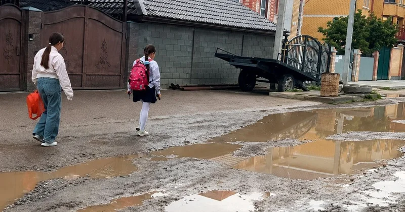 Элитный район в центре Актобе 30 лет остается без асфальта