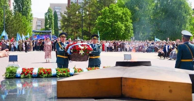 В День Победы в областном центре ВКО к мемориалу Славы возложили цветы