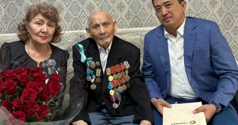 Партия AMANAT поздравила ветерана, освобождавшего Польшу и Венгрию