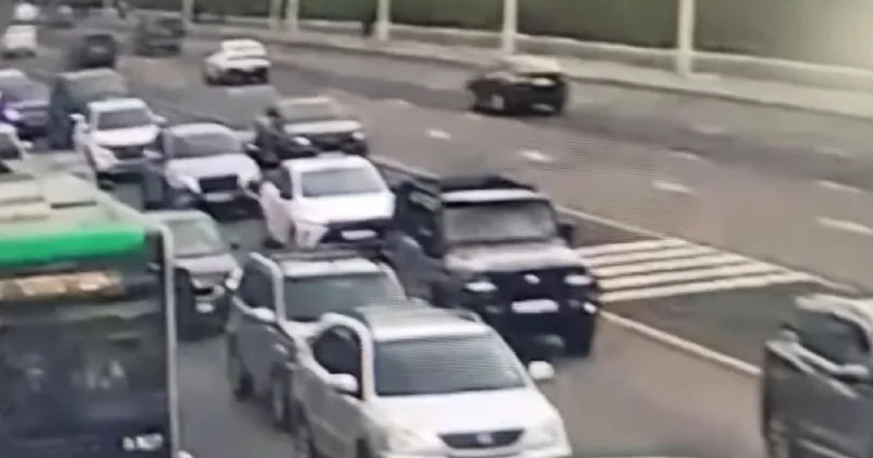 20 летний водитель Toyota устроил опасные гонки на мосту в Астане (видео)