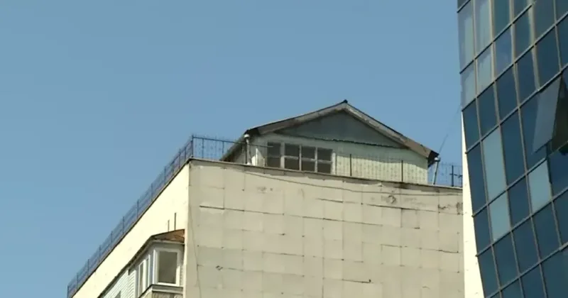 Алматыда 9 қабатты үйдің шатырына салынған баспана неге бұзылмайды?