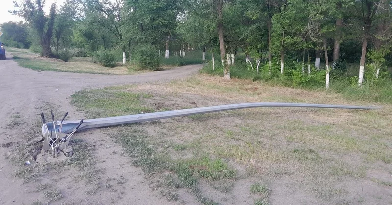 В Уральске подросток на авто снес опору линии электропередачи