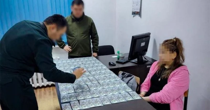 Около 300 тыс. долларов нашли в багаже у казахстанки