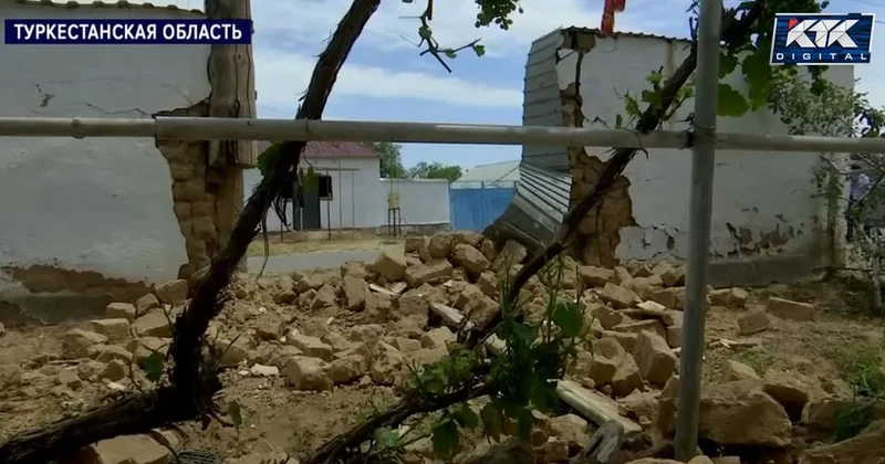 Авто влетело в лавочку с людьми в Туркестанской области: стали известны новые подробности