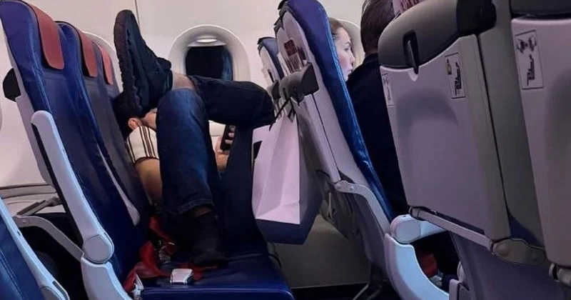 Закинул ноги с грязной обувью на сиденье : пассажир FlyArystan возмутился поведением соседа
