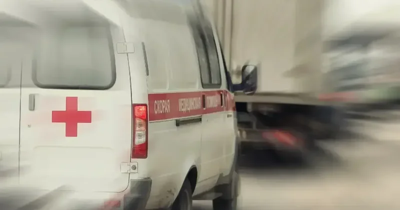 ЧС местного масштаба: вышка связи упала на магазин в Актюбинской области, есть пострадавшие