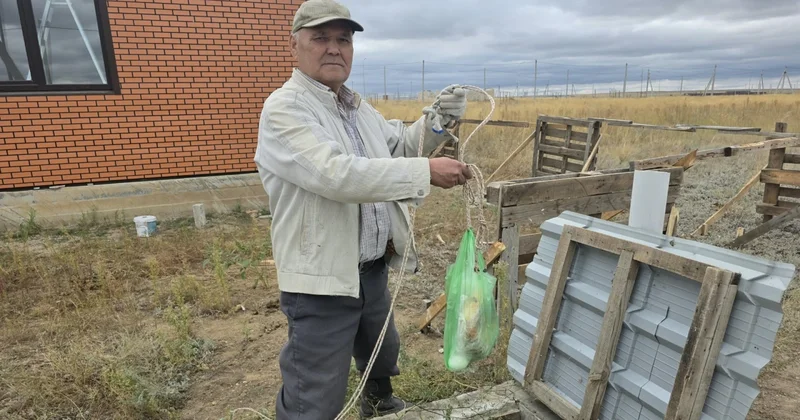 “Азық түлікті құдықта сақтаймыз“: Ақтөбе түбінде халық жеті жылдан бері жарықсыз және сусыз өмір сүріп жатыр