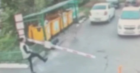 Астанчанина наказали за поломку шлагбаума