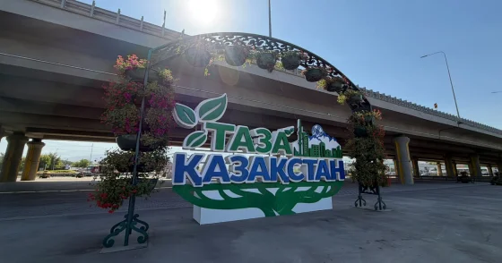 Добрая крышечка : уникальный арт объект помогли создать дети в Алматы