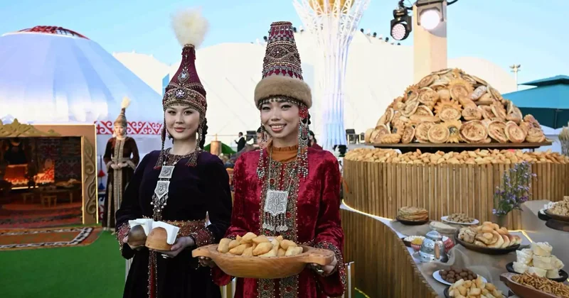 Түрікменстанда Каспий жағалауына Бәйтеректің көшірмесі қойылды