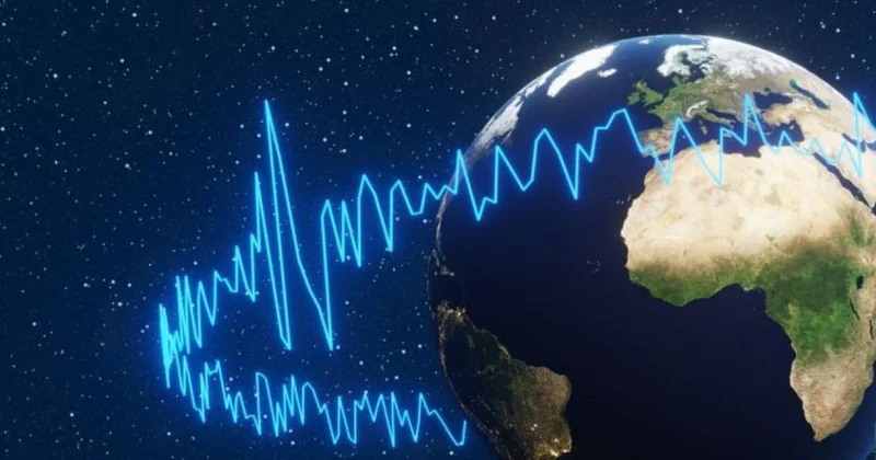 Японию накрывает цунами после мощного землетрясения