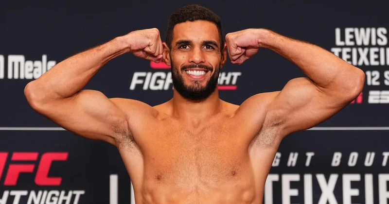 Нокаут коленом определил победителя рейтингового боя в дивизионе Шавката Рахмонова