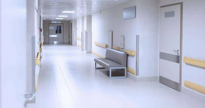 Пострадавший от обрушения облицовки дома в Астане фельдшер находится в крайне тяжелом состоянии