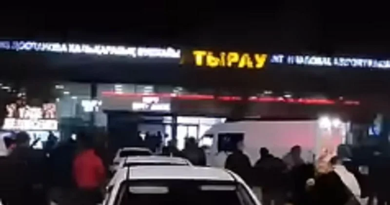 В аэропорту Атырау остановили все рейсы из за одной неудачной шутки мужчины (видео)