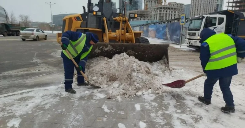Астанада 2800 ден астам жол жұмысшысы қар күреуге шықты