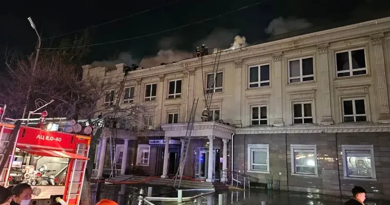 Алматыда тәулік ішіндегі екінші ірі өрт шықты: әкімшілік ғимарат жанып жатыр