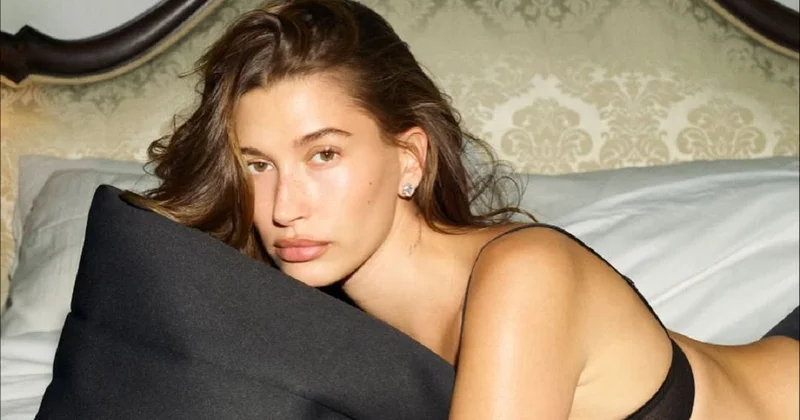 Жена Бибера в стрингах и бюстгальтере снялась на кровати для рекламы