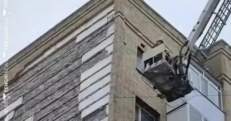 Астанада ғимараттың қасбеті құлады: фельдшердің жағдайы өте ауыр