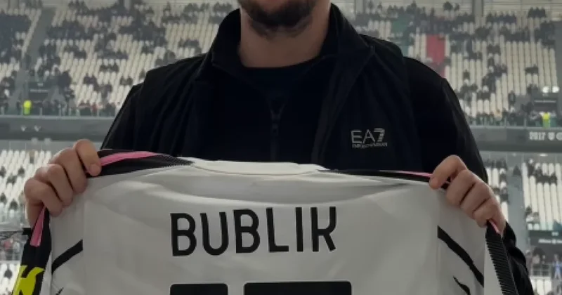 Бублик сменил корт на стадион: теннисист получил подарок от Ювентуса