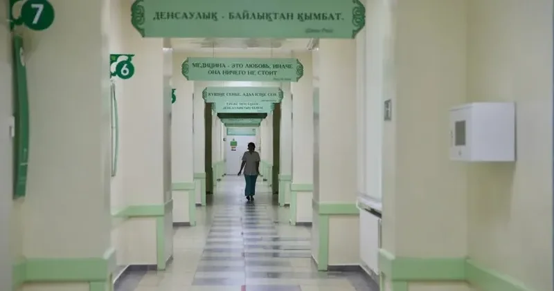 Кондиционер басына түскен . Астанада тұрғын үй қаптамасының құлауы кезінде екі фельдшер зардап шекті