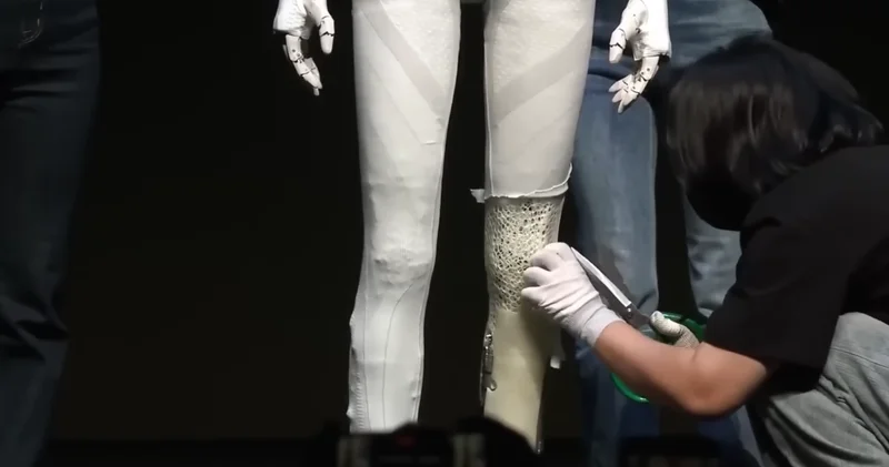 Робот Iron с женской походкой удивил сеть