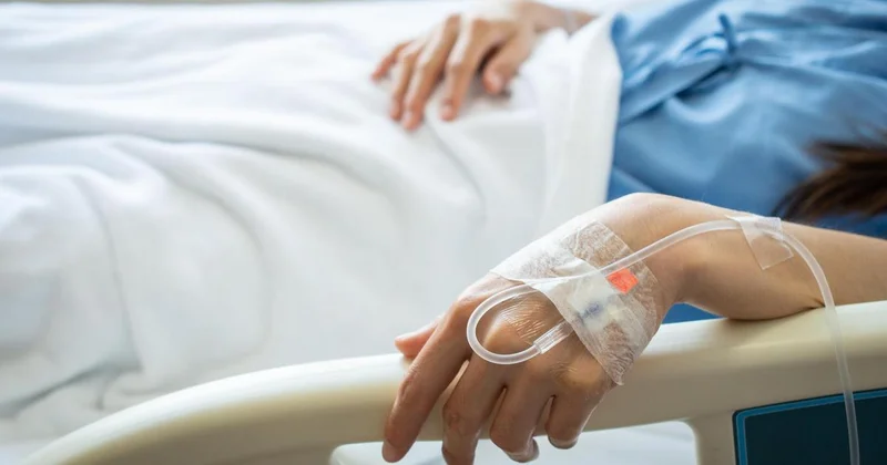 Обрушение фасада на людей в Астане: тяжелейшие травмы получила спасавшая людей фельдшер