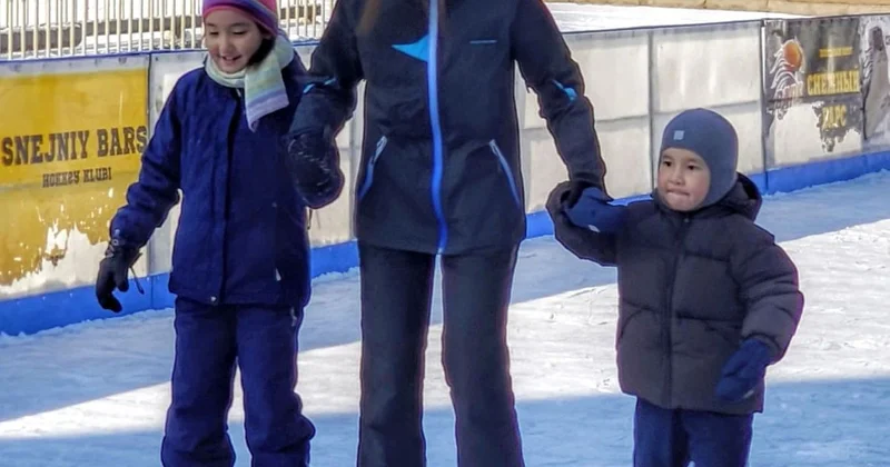 В Алматы еще нет снега, но ледовые катки поднимают настроение горожан