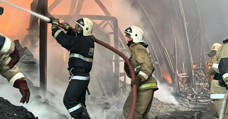 Повышенный ранг : пожар начался в 12 этажном доме в Астане