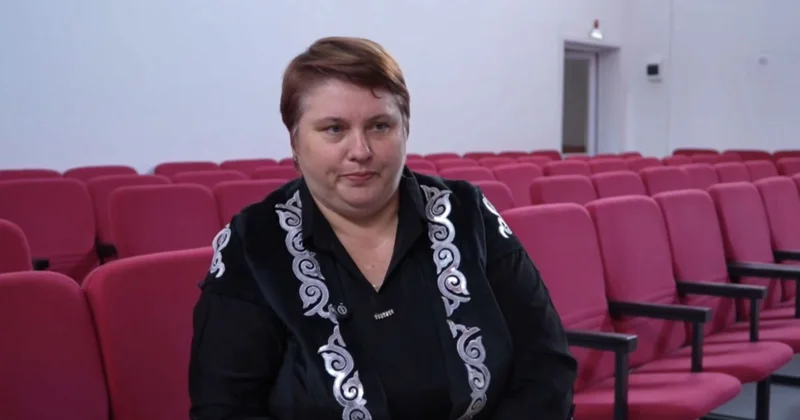 Қарағандыда украин қызы балаларға домбыра тартуды үйретіп жүр