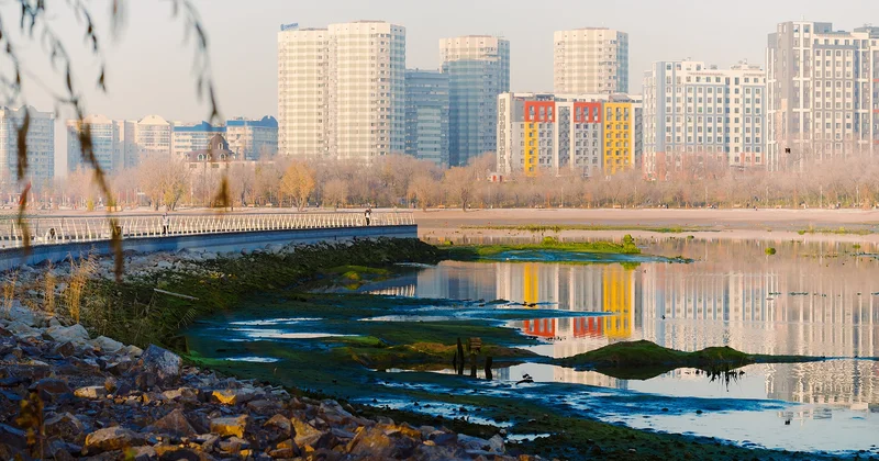 Солнце на Сайране: Алматы задержала осень до конца ноября