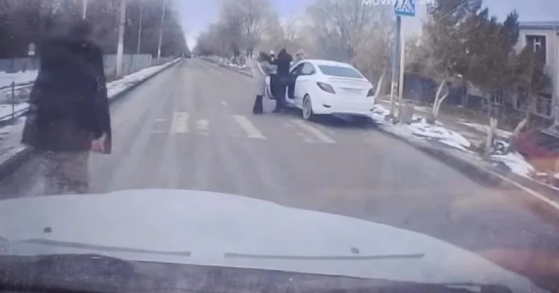 Женщина набросилась на водителя, сбившего ребенка на переходе в Актобе (видео)