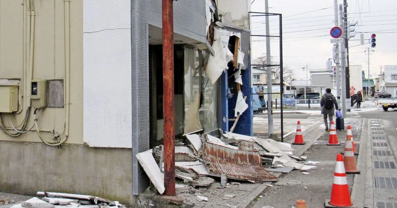 После мощного землетрясения в Японии зафиксировали более 10 подземных толчков