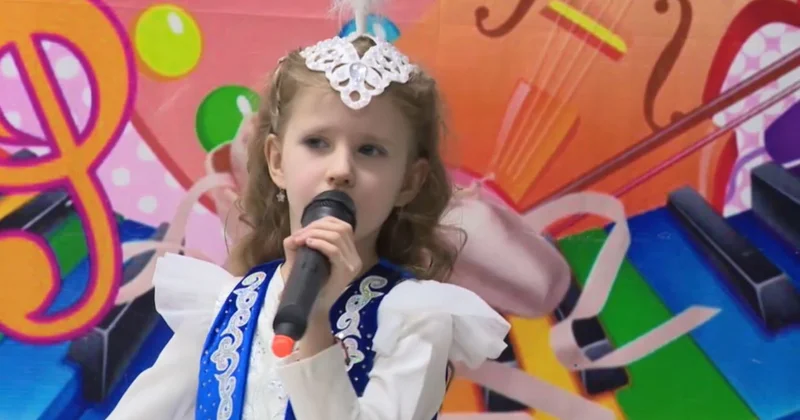 Автобуста ән шырқайтын 7 жасар Мария халықтың көзайымына айналған