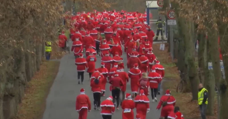 Берлинде Санта Клаустар жарысты