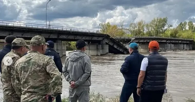 Өскеменде қираған көпір бір шендіні қызметінен айырды
