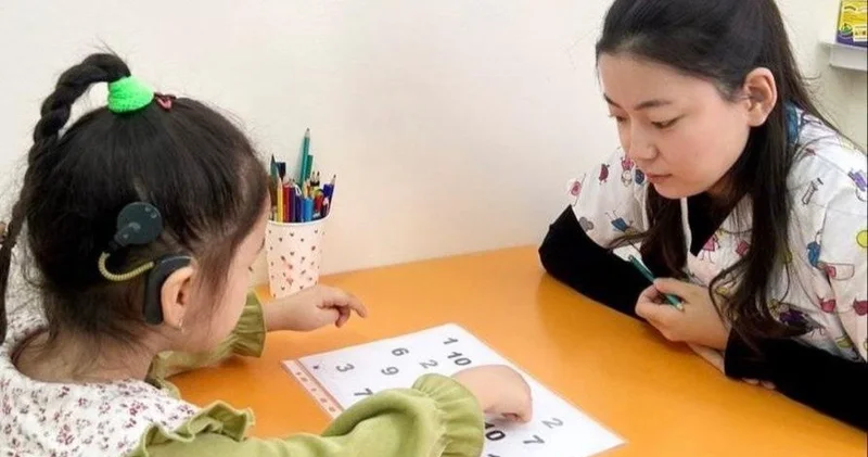 2026 жылдан бастап есту қабілеті бұзылған балалар аппараттармен тегін қамтылады