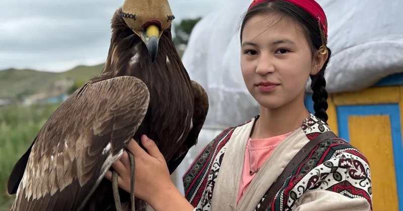 Шығыс Қазақстанда 15 жастағы қыз бүркіт баптап, тазы асырайды