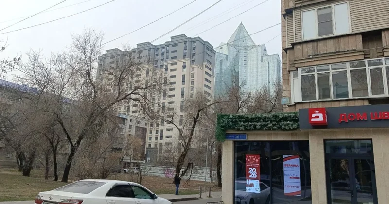 Алматинцы пытаются отстоять сквер от застройки компанией депутата Набиева