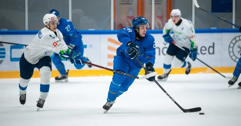 Сборная Казахстана по хоккею одержала первую победу на молодежном чемпионате мира