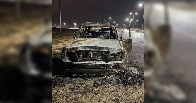 Lexus сгорел по дороге в аэропорт в Актау (фото, видео)