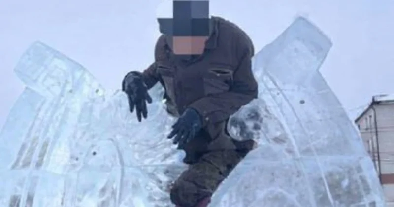 Мужчина застрял на ледяном коне