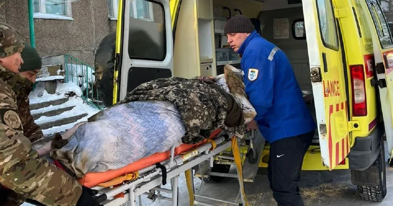 Человека вынесли из горящей квартиры в Акмолинской области (фото)