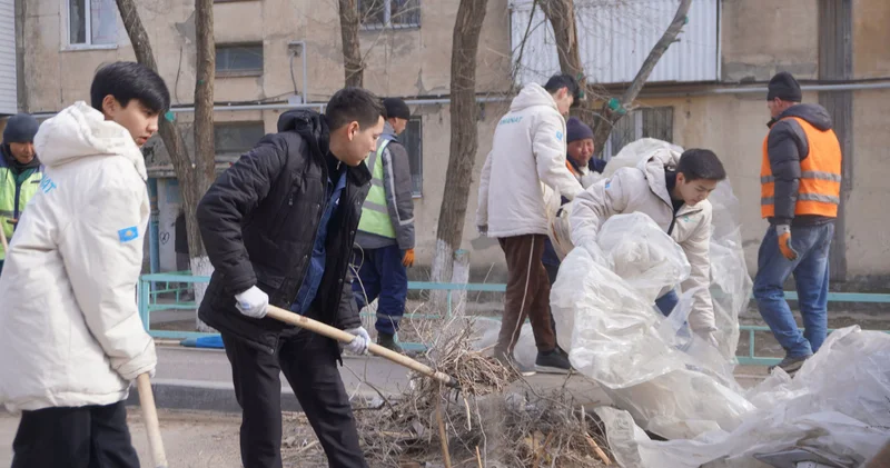 Жастар бейжай қалмады: Қонаевта Жастар Рухы белсенділері апат салдарын жоюға жұмылдырылды