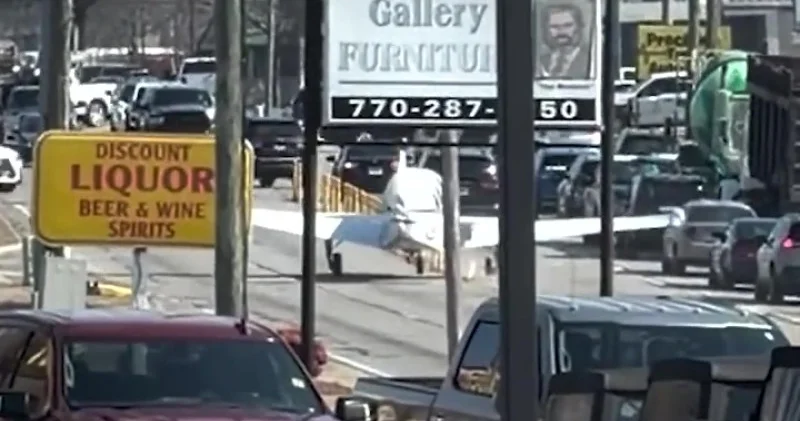 Ұшақ көлік көп жүретін жолға мәжбүрлі қонды: видео