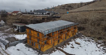 Незаконный трехэтажный объект сносят в предгорье Алматы