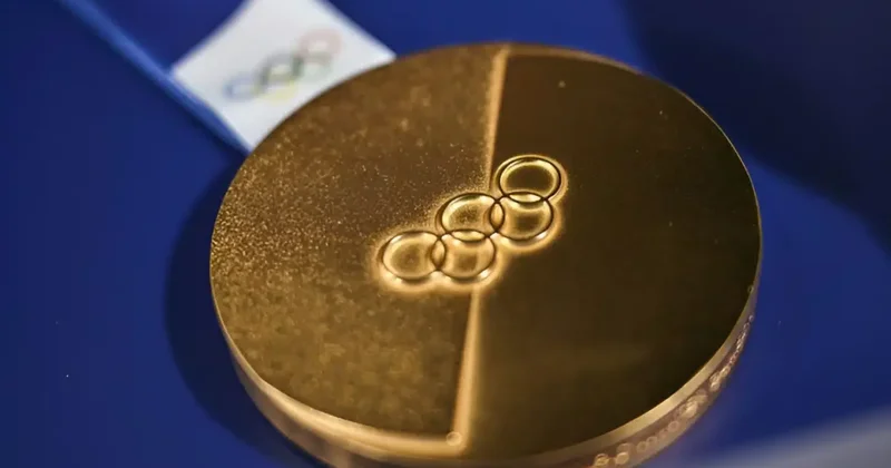 Чемпионка Олимпиады 2026 показала сломанную золотую медаль