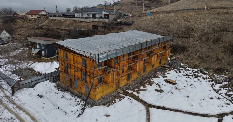 Алматыда тау бөктерінде заңсыз салынған үш қабатты нысан бұзылып жатыр