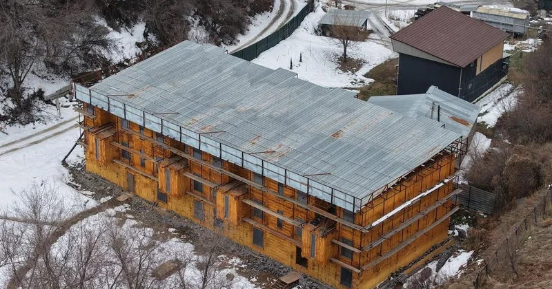 Большое трехэтажное здание начали сносить в предгорье Алматы (фото)